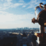 Teleskop mit Blick über eine Stadt – Symbol für Führung mit Weitblick und Orientierung über das Tagesgeschäft hinaus.