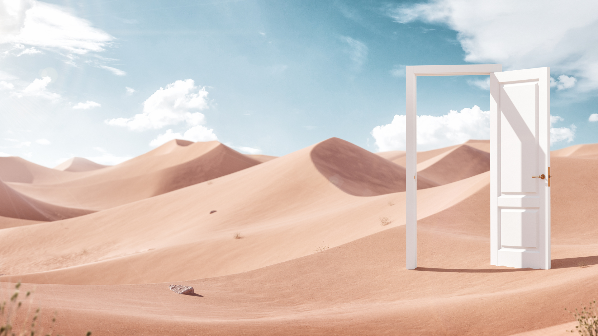 „Wir haben doch entschieden“ Offene weiße Tür steht allein in einer sandigen Wüstenlandschaft mit Dünen unter blauem Himmel.