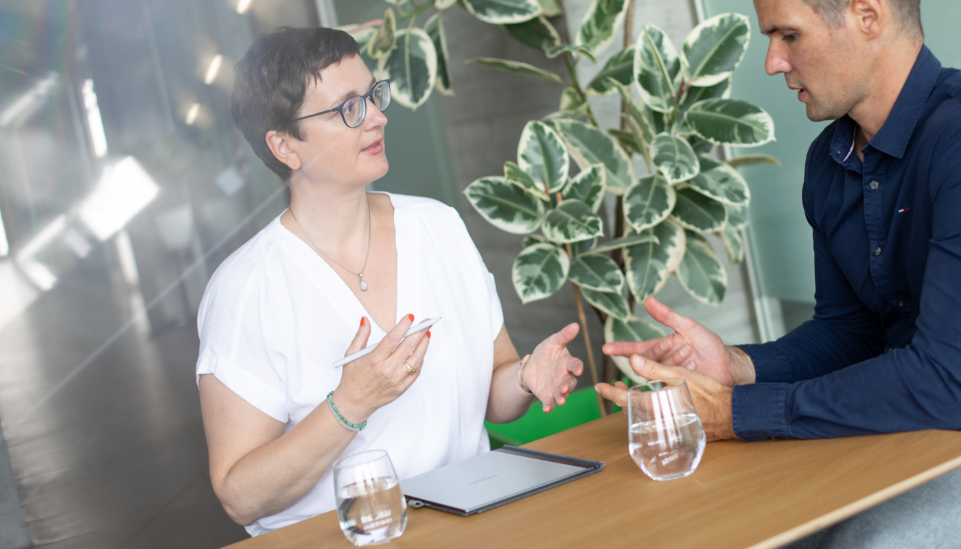 Marlen Marks im Beratungsgespräch mit einer Führungskraft