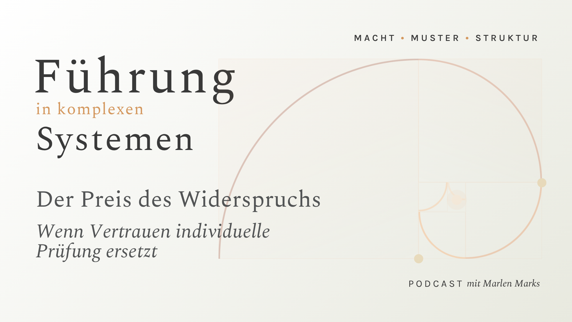 Podcast-Cover von „Führung in komplexen Systemen | Macht • Muster • Struktur" mit hellem, cremefarbenem Hintergrund und einer goldenen Spiralgrafik. Episodentitel „Der Preis des Widerspruchs" mit dem Untertitel „Wenn Vertrauen individuelle Prüfung ersetzt".