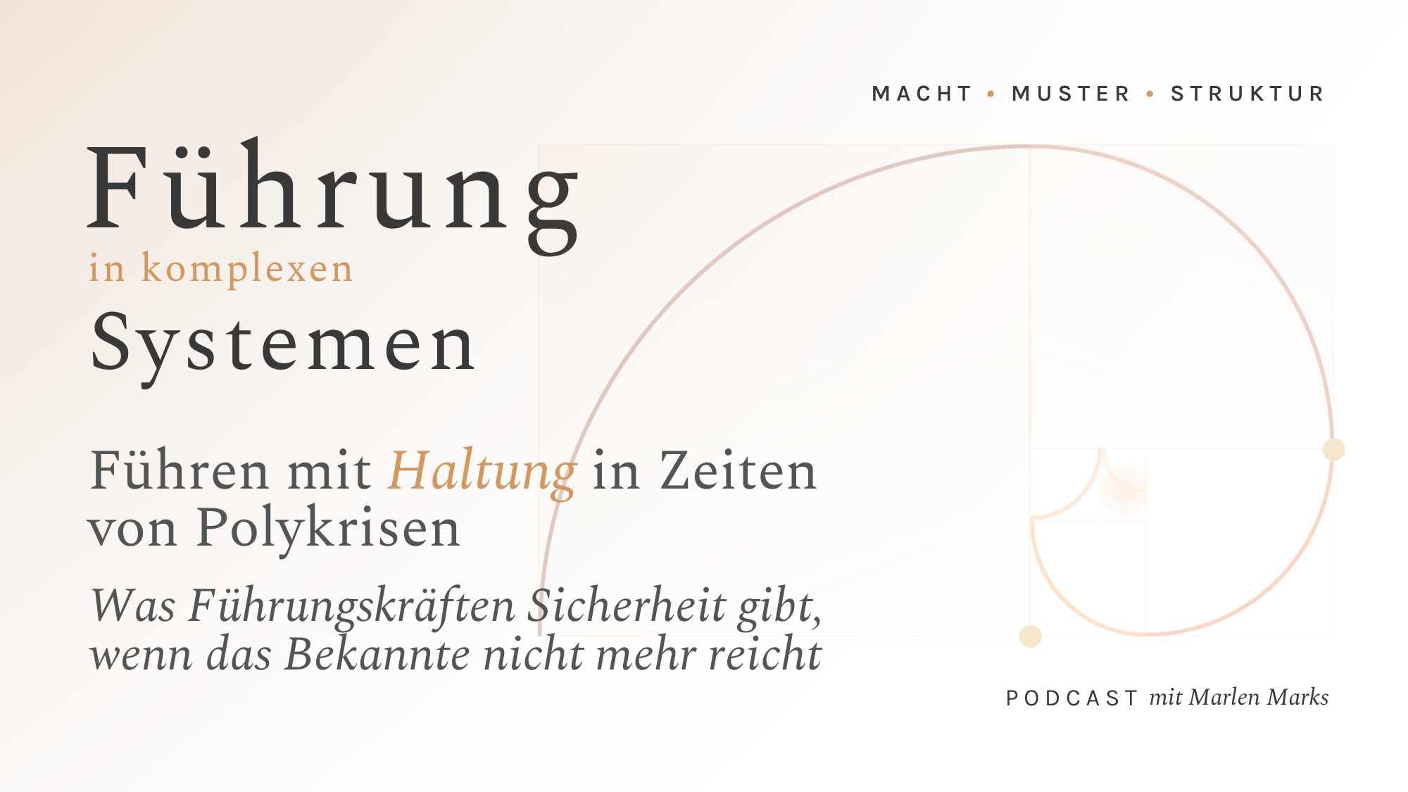 Podcast-Cover von „Führung in komplexen Systemen │ Macht • Muster • Struktur“ mit hellem, warmem Verlauf in Beige und einer feinen Spirallinie in Rosé- und Apricottönen. Darunter steht der Episodentitel „Führen mit Haltung in Zeiten von Polykrisen“, das Wort „Haltung“ kursiv in Apricot hervorgehoben, und der kursive Untertitel „Was Führungskräften Sicherheit gibt, wenn das Bekannte nicht mehr reicht“. Unten rechts: Podcast mit Marlen Marks.